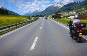 Ein Motorradfahrer auf einer der schönsten Motorradtouren in Deutschland