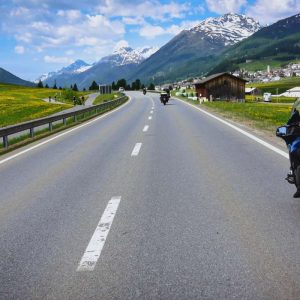 Ein Motorradfahrer auf einer der schönsten Motorradtouren in Deutschland