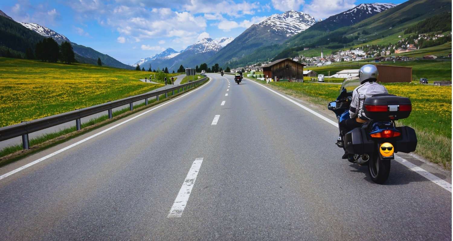 Ein Motorradfahrer auf einer der schönsten Motorradtouren in Deutschland